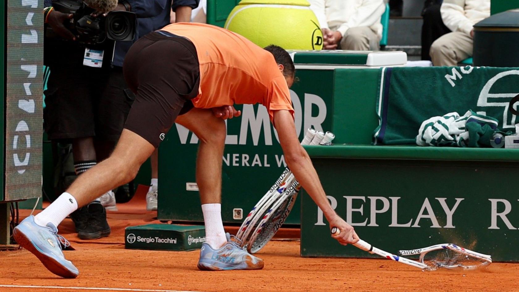 Medvedev destroys racquet in 6-0 6-0 loss